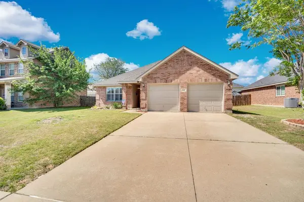 215 Stable Drive, Waxahachie, TX 75165
