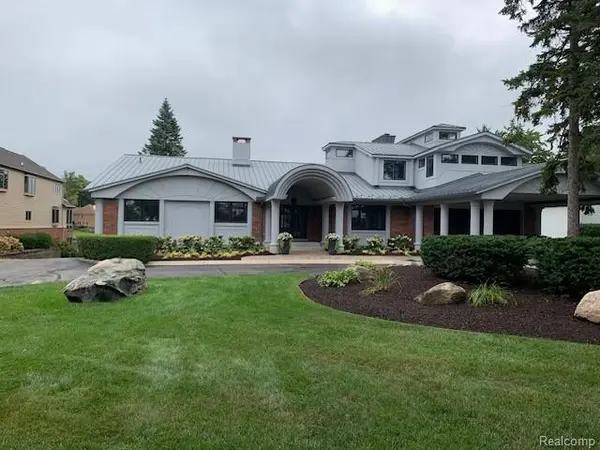 2440 Lake Angelus LN, Lake Angelus, MI 48326