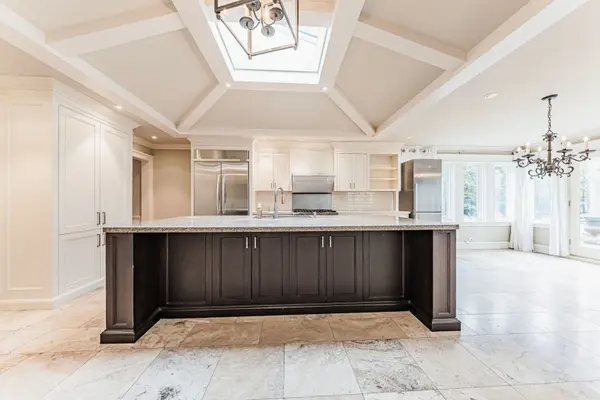 63 Ennisclare DR W, Oakville, ON L6J 4N3