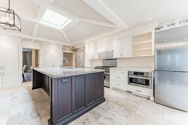 63 Ennisclare DR W, Oakville, ON L6J 4N3