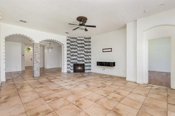 601 Valencia Drive, Arlington, TX 76002