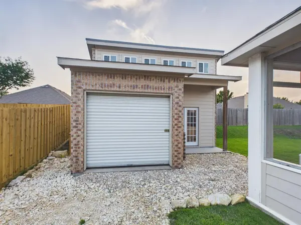 921 Mill Pond Drive, Midlothian, TX 76065