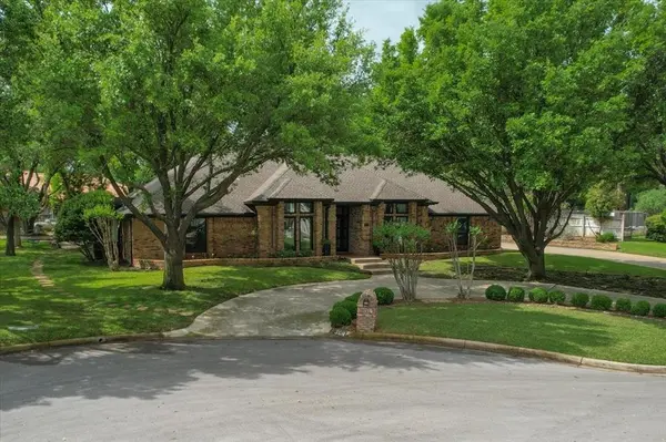 308 N Broadway Road, Azle, TX 76020