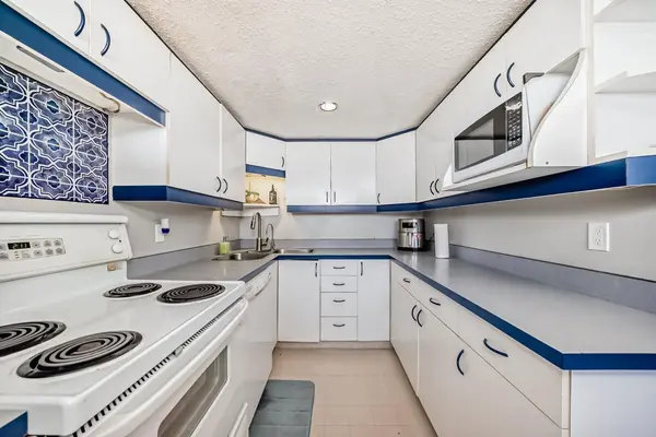 9930 Bonaventure DR SE #702, Calgary, AB T2J 4L4