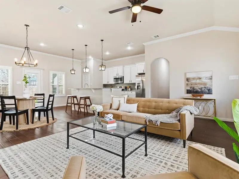 1310 Yale Street, River Oaks, TX 76114