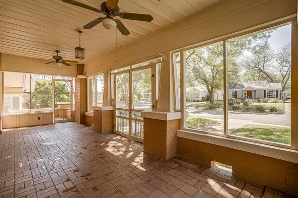 2124 Weatherbee Street, Fort Worth, TX 76110