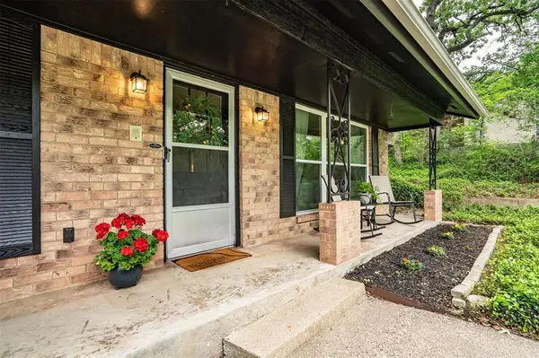 2610 Oak Cliff Lane, Arlington, TX 76012