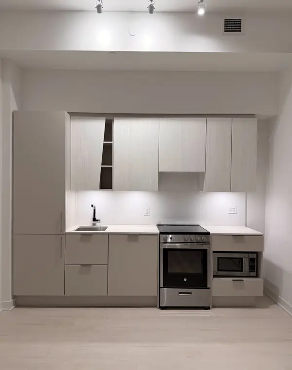 3900 Confederation Pkwy #5501, Mississauga, ON L5B 0M3