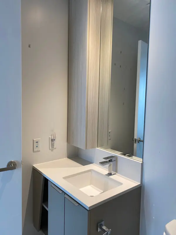 3900 Confederation Pkwy #5501, Mississauga, ON L5B 0M3