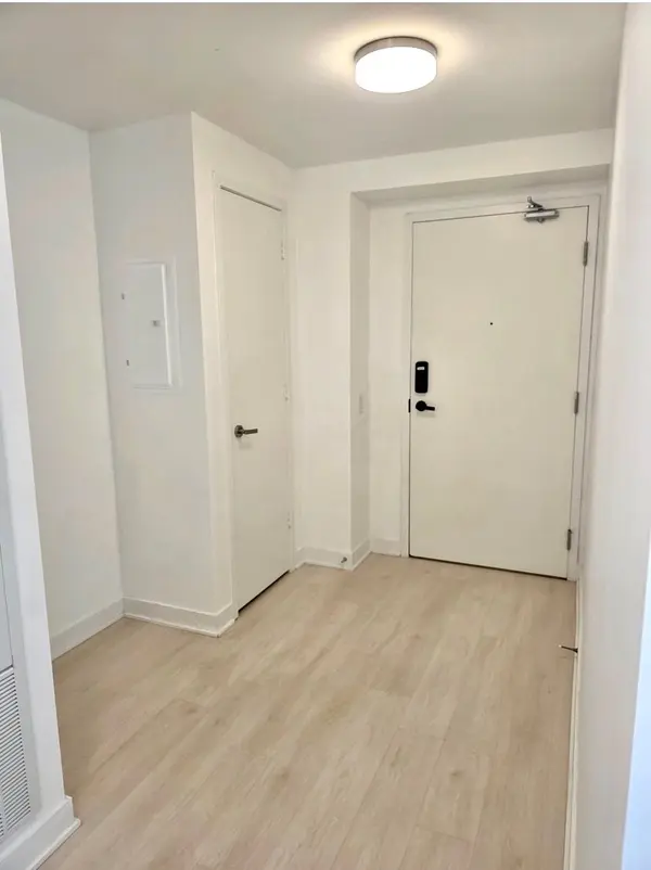 3900 Confederation Pkwy #5607, Mississauga, ON M5B 0M3