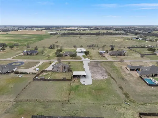 275 N Quail Run Drive, West, TX 76691