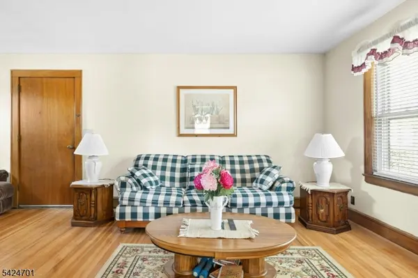 60 W Roselle Ave, Roselle Park Boro, NJ 07204