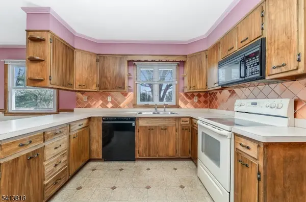 4 Roselle St, Holland Twp., NJ 08848