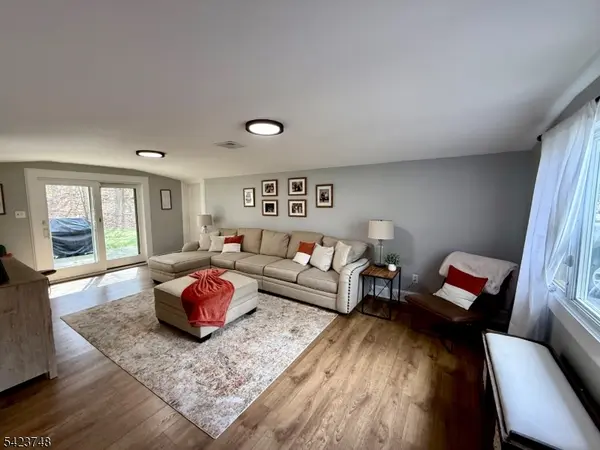 41 Dell Rd, Stanhope Boro, NJ 07874