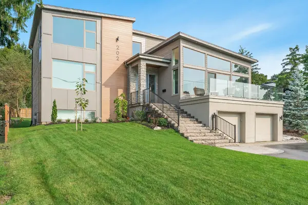 202 Kempenfelt DR, Barrie, ON L4M 1C3