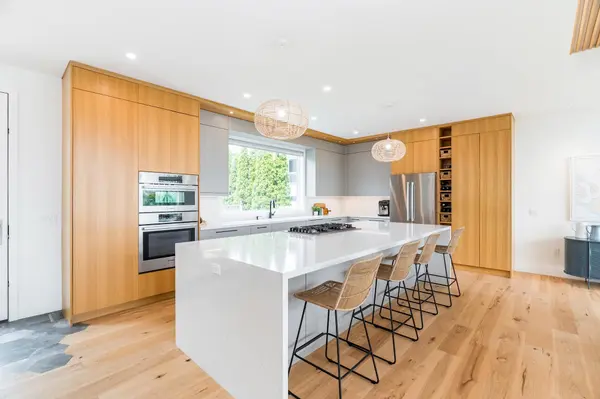 202 Kempenfelt DR, Barrie, ON L4M 1C3