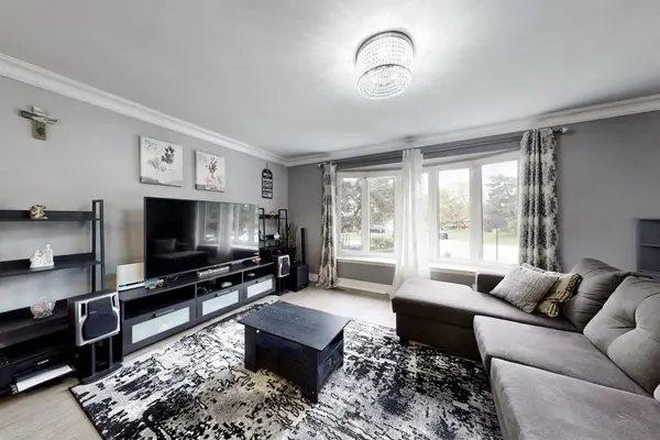 53 Geneva CRES, Brampton, ON L6S 1K7