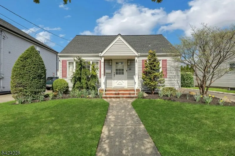 16 Maple Hill Rd, Clifton City, NJ 07013