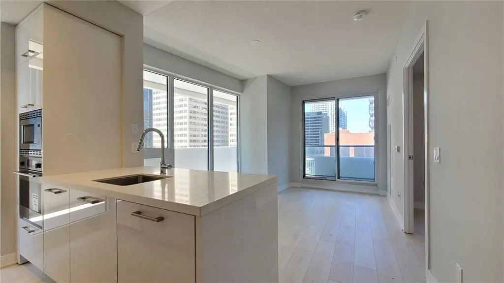 2221 Yonge ST #809, Toronto C10, ON M4S 0B8