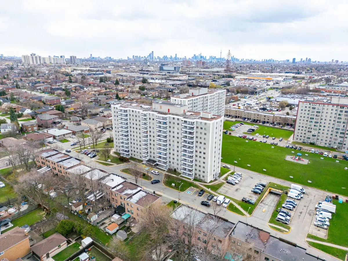 200 Lotherton Pathway #1208, Toronto W04, ON M6B 2G9