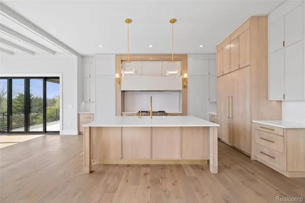 1111 Rush RD, Oakland Charter Township, MI 48363