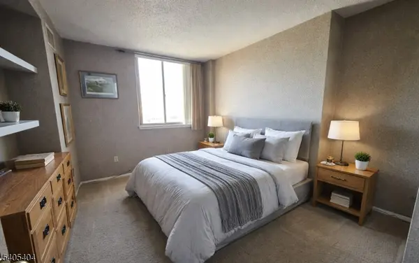 1527 Harmon Cove Tower, Secaucus Town, NJ 07094