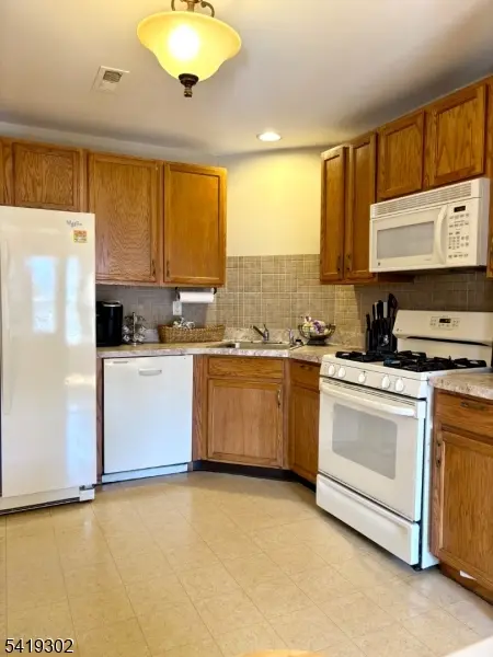 39 Rozalyn Ln, Old Bridge Twp., NJ 08879