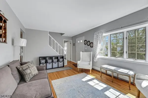 16 Maple Hill Rd, Clifton City, NJ 07013