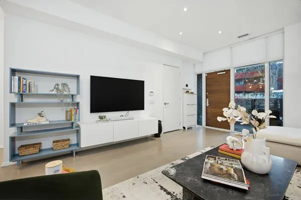 10 Loretto LN, Toronto C01, ON M5S 0B7