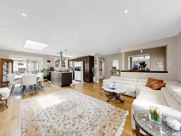 30 Bedford Park AVE, Richmond Hill, ON L4C 2N8