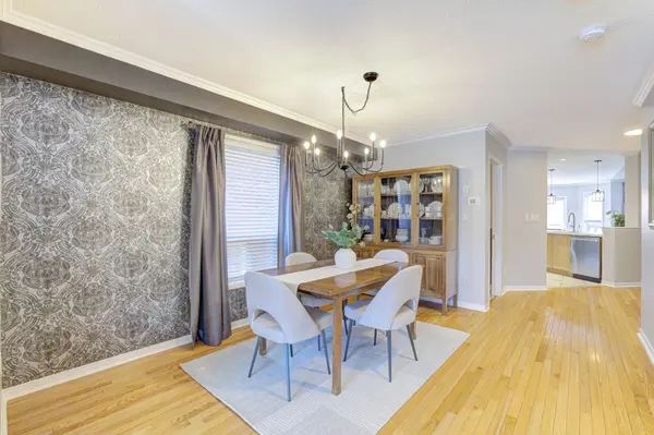 2142 Meadowglen DR, Oakville, ON L6M 4C8