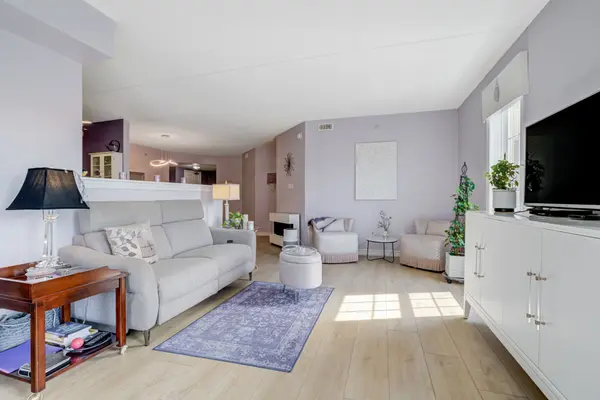 1460 Bishops Gate #313, Oakville, ON L6M 4N5