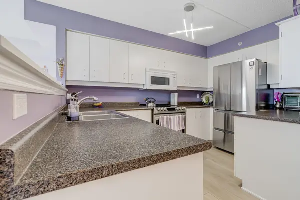 1460 Bishops Gate #313, Oakville, ON L6M 4N5