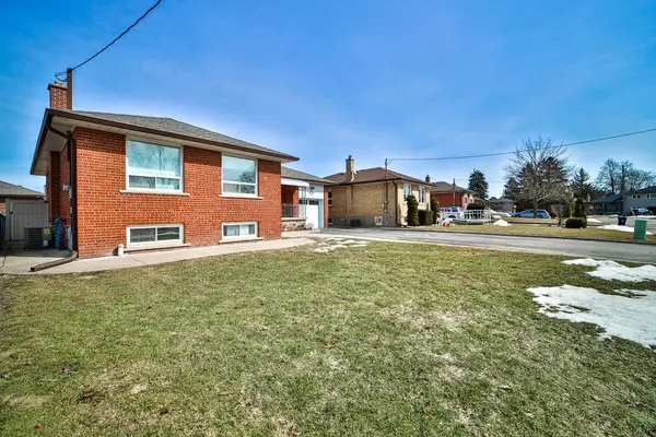 34 Belleglade CT, Toronto W05, ON M9M 2W4