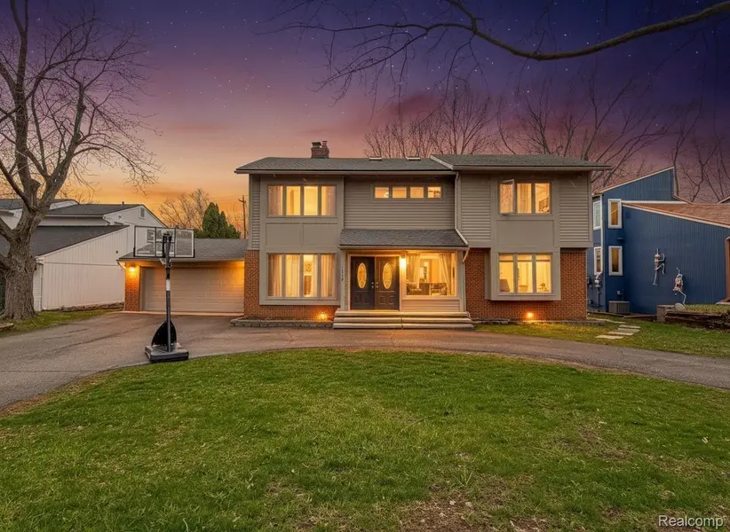 2110 Langham DR, West Bloomfield Charter Township, MI 48323