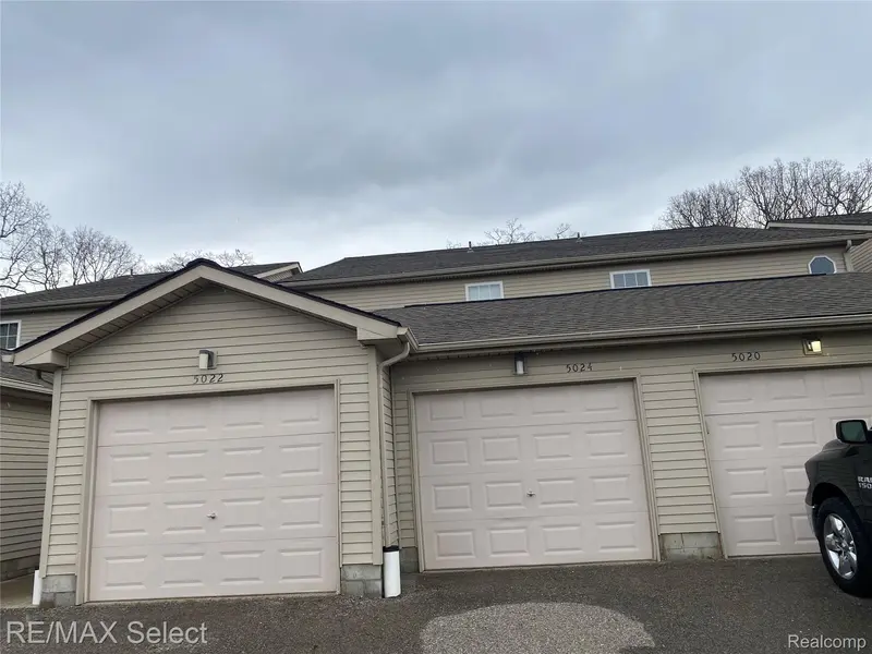 5024 Harbor Oak DR, Waterford Charter Township, MI 48329