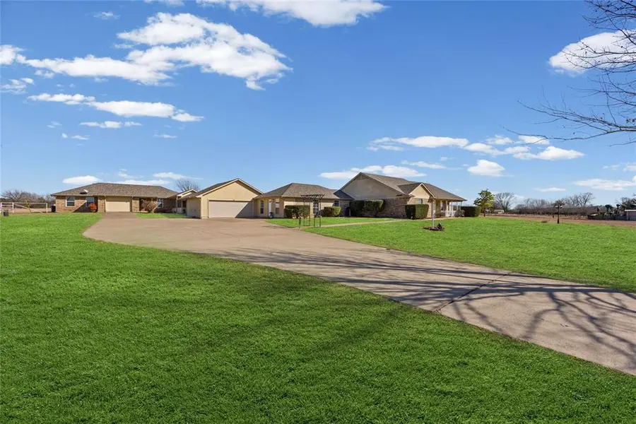 1043 Bells Chapel Road, Pecan Hill, TX 75165