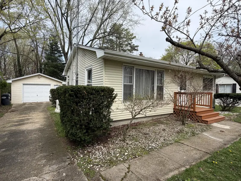 121 Elmside RD, Benton Twp, MI 49022