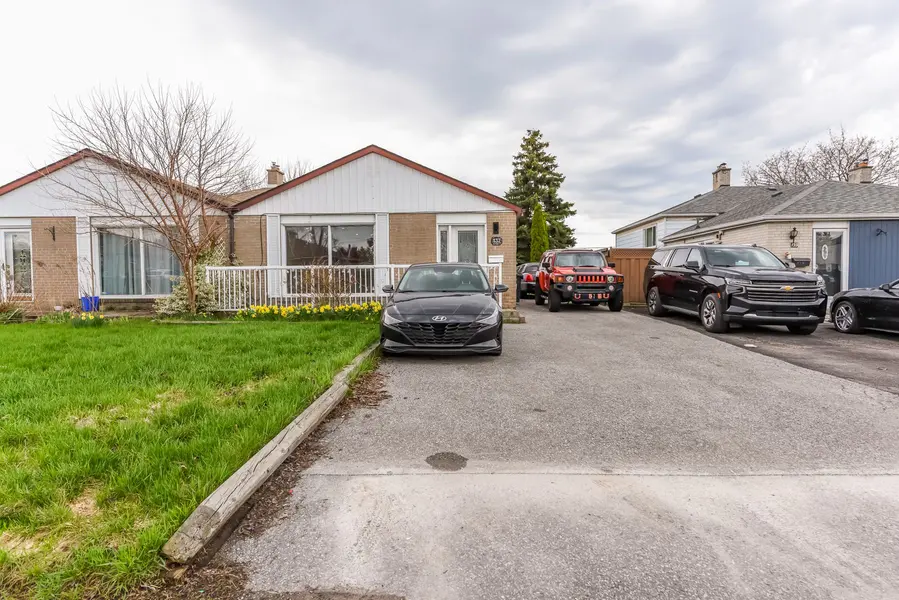 137 Avondale BLVD, Brampton, ON L6T 1H5