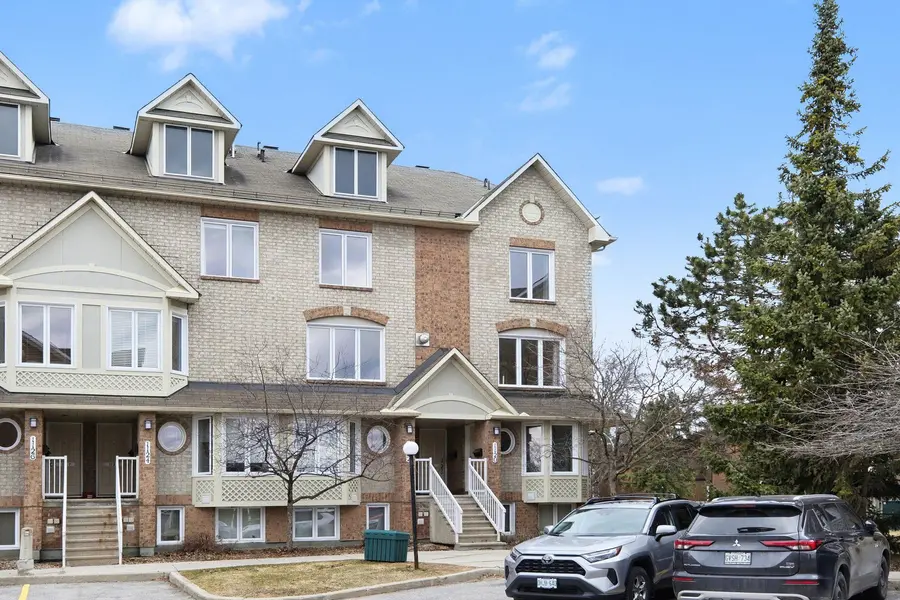 1121 Gablefield Private, Beacon Hill North - South And Area, ON K1J 1E4