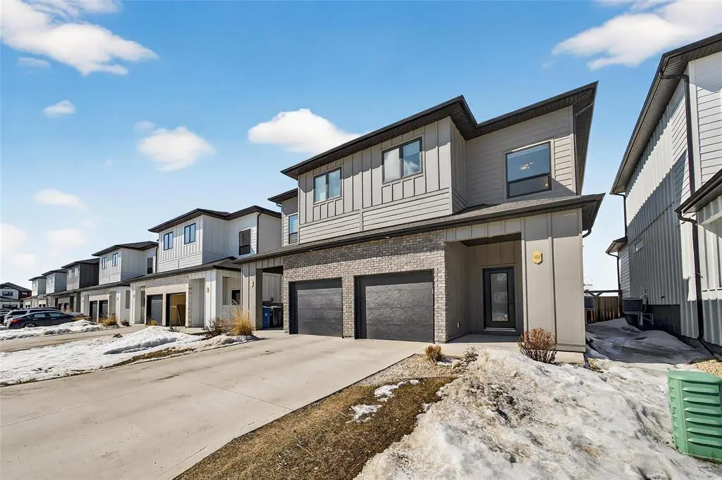 122 Romance LN, Winnipeg, MB R2C 5S3