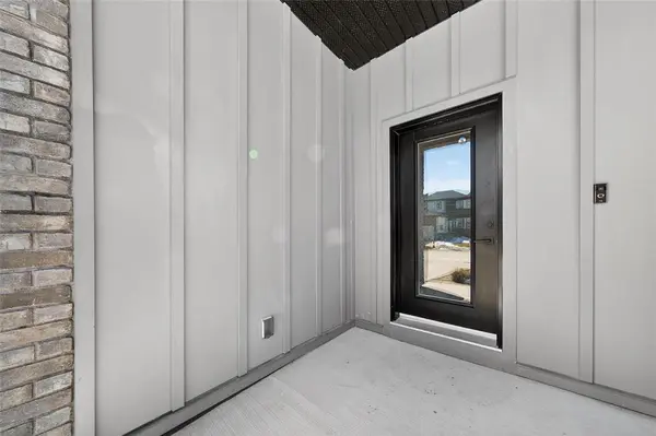 122 Romance LN, Winnipeg, MB R2C 5S3