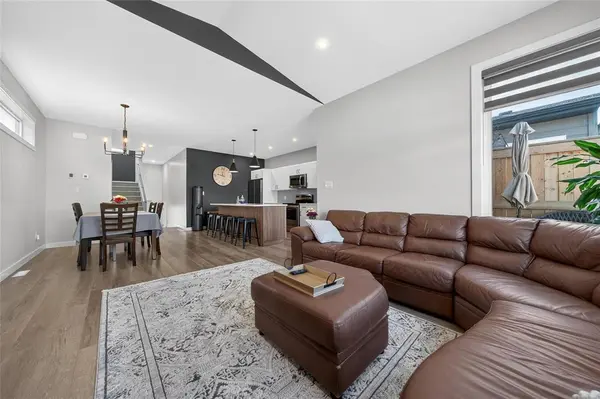 122 Romance LN, Winnipeg, MB R2C 5S3