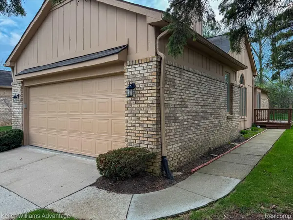 35173 Knollwood LN, Farmington Hills, MI 48335