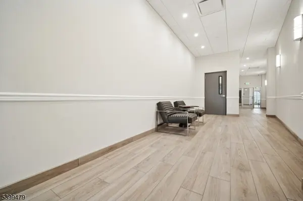 246 Main St #305, Chatham Boro, NJ 07928