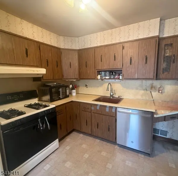 62 Runyon Rd, Clifton City, NJ 07013