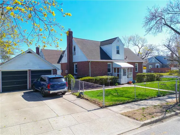 54 Rose LN, New Hyde Park, NY 11040