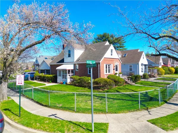 54 Rose LN, New Hyde Park, NY 11040