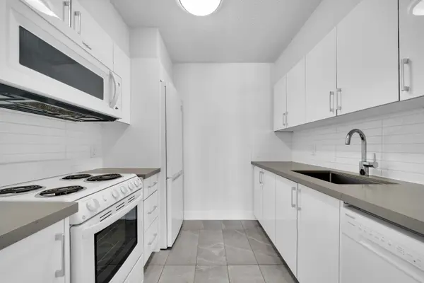 33 Isabella ST #311, Toronto C08, ON M4Y 2P7
