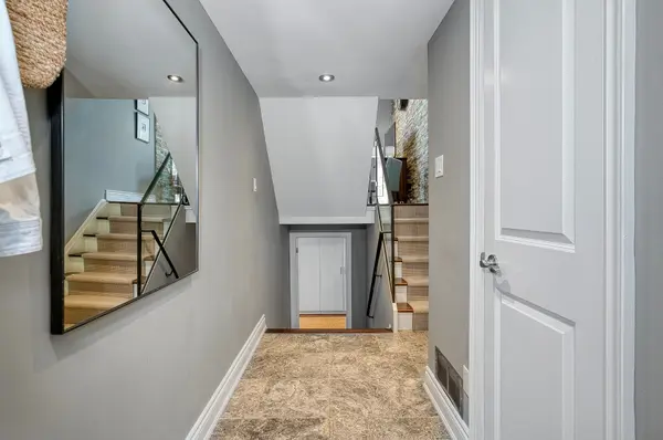 4 Bradbrook RD #1, Toronto W08, ON M8Z 5V3